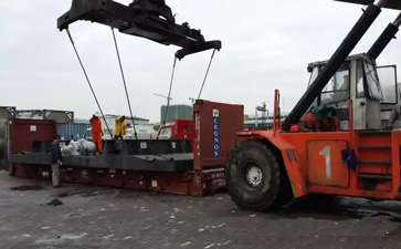 由青島港發(fā)往菲律賓的工程機械