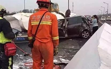 運輸佛像的大車側(cè)翻，佛像摔斷，引發(fā)大堵車