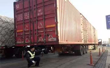 大件超限大貨車為逃處罰大清早下高速，不想民警提前上了班...