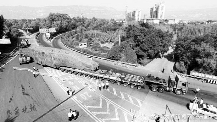 驚！史上最“長”的大件運(yùn)輸 400多個(gè)車輪